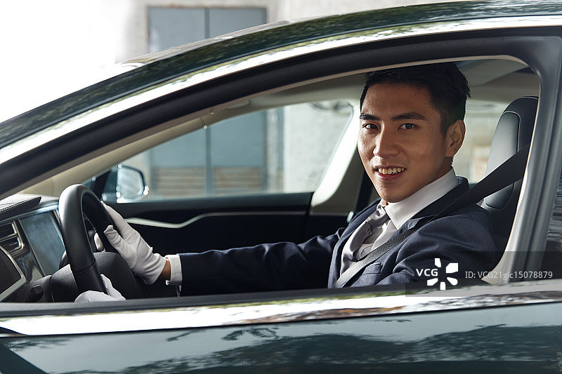 青年男人驾车图片素材