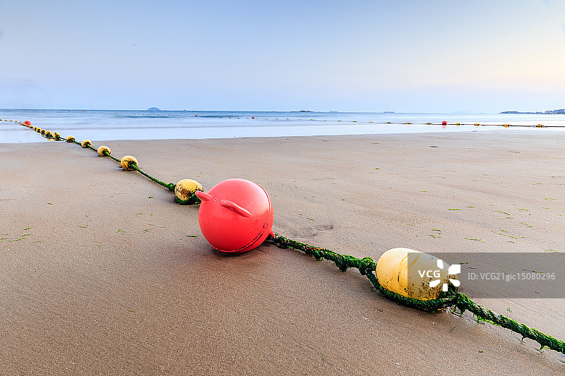青岛海边的浮标图片素材