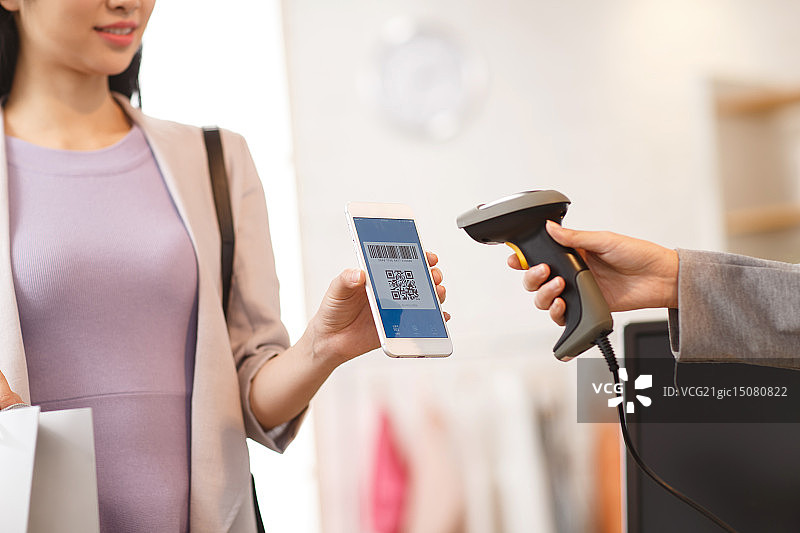 青年女人在服装店购物图片素材