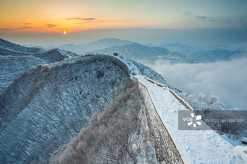 冰雪中的箭扣长城云海图片素材