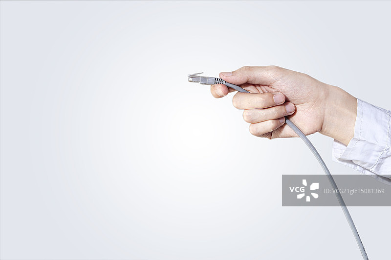 拿着插头的手图片素材