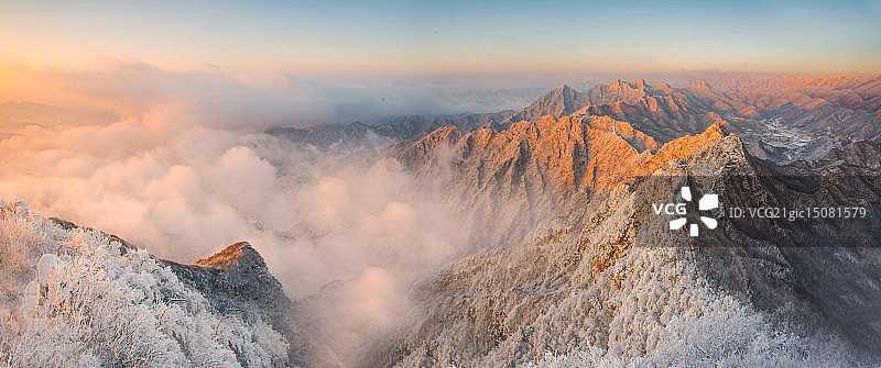 冰雪中的箭扣长城云海图片素材