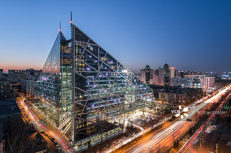 航拍北京地标建筑侨福芳草地夜景 Aerial view of Beijing landmark QiaoFuFangCaoDi at dusk图片素材