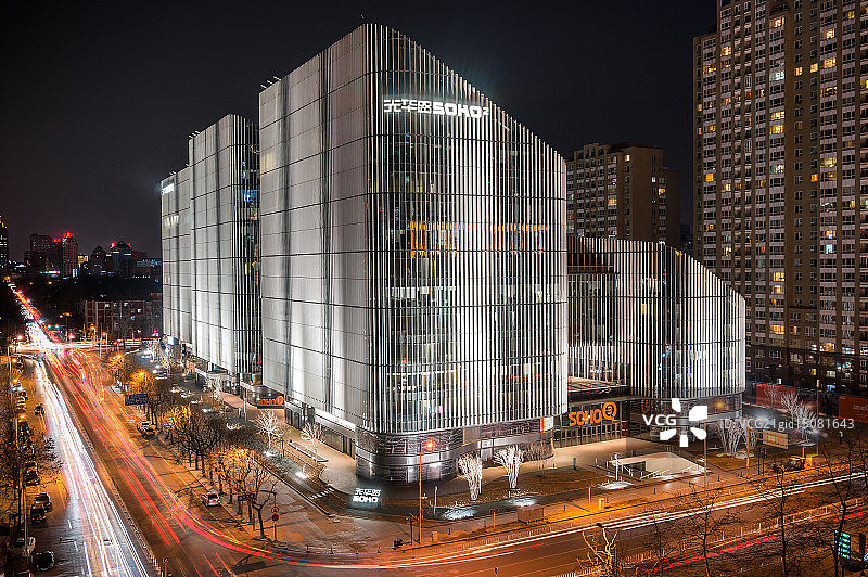 航拍北京地标建筑光华路soho夜景 Aerial view of Beijing landmark GuangHuaLu SOHO at night图片素材
