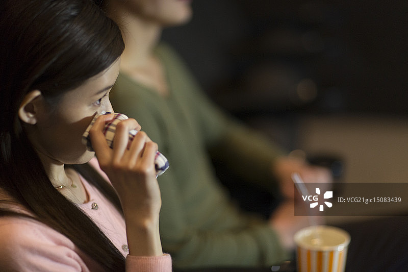 在电影院里哭泣的女人图片素材