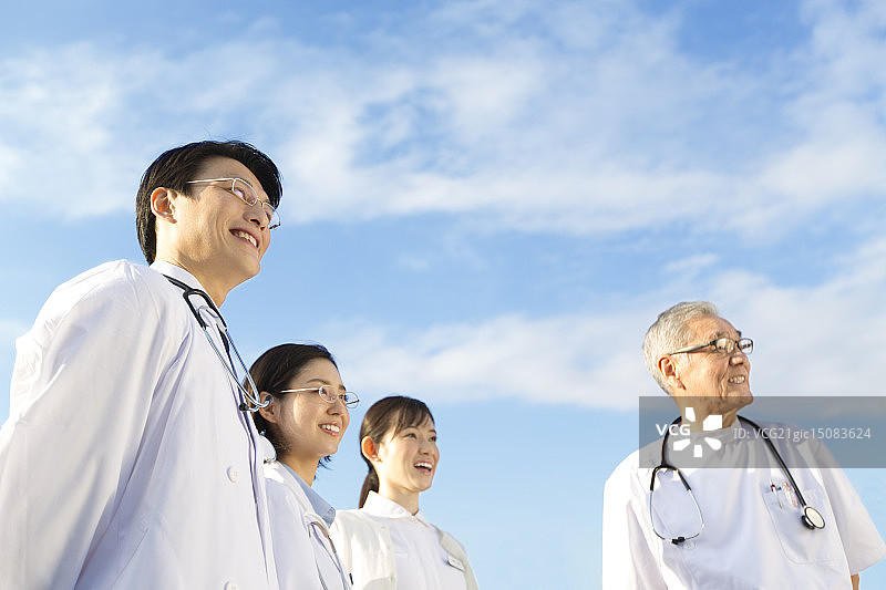 站在屋顶上眺望远方的医生们图片素材