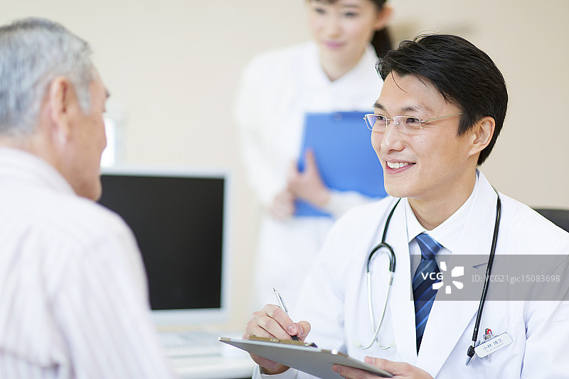 男医生和病人交谈图片素材