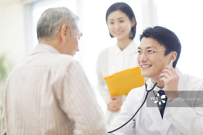 男医生用听诊器检查病人图片素材