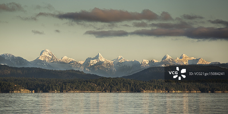 湖对面的远山，加拿大夸德拉岛图片素材