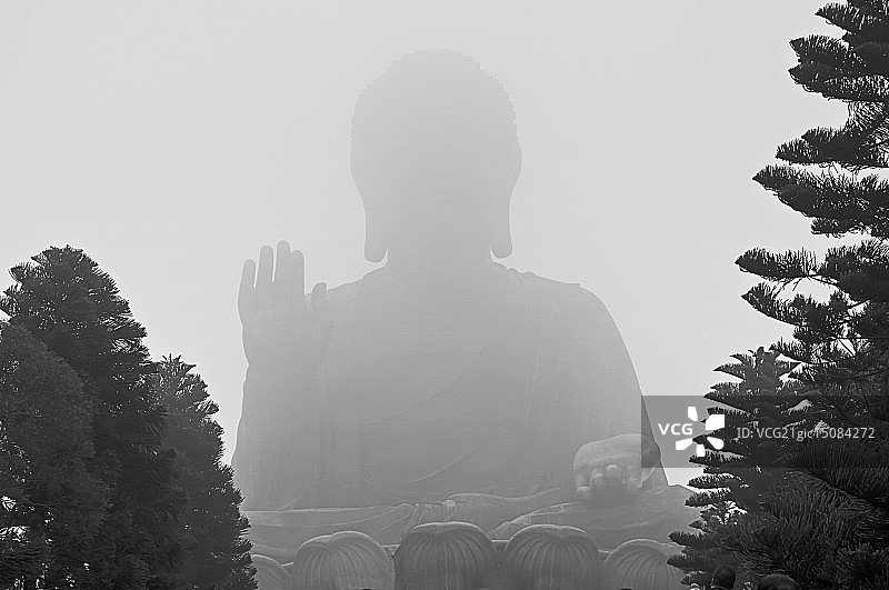 中国香港大屿山的雾中佛像图片素材