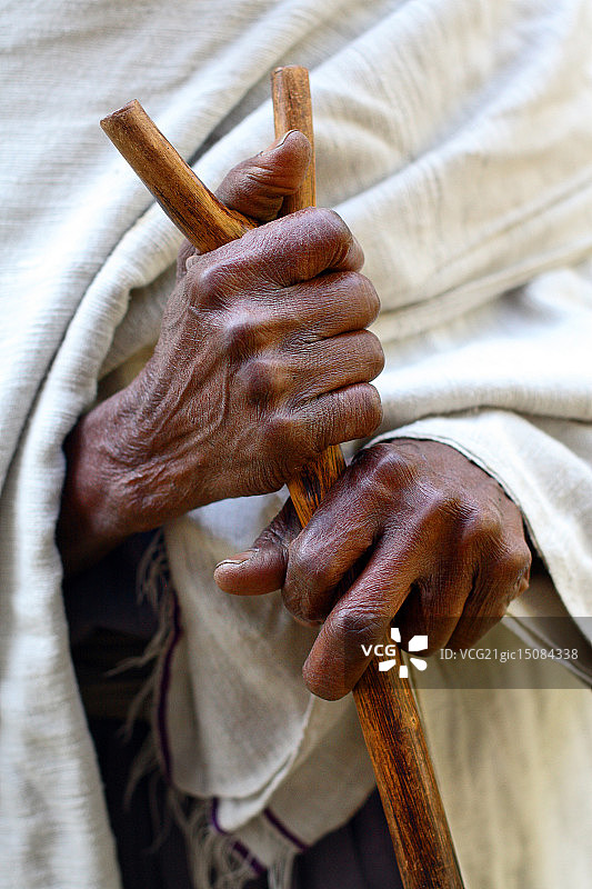 在埃塞俄比亚塔纳湖手持拐杖的人图片素材