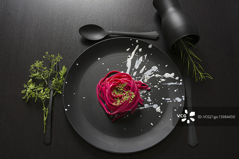 粉色意大利面黑色餐具图片素材