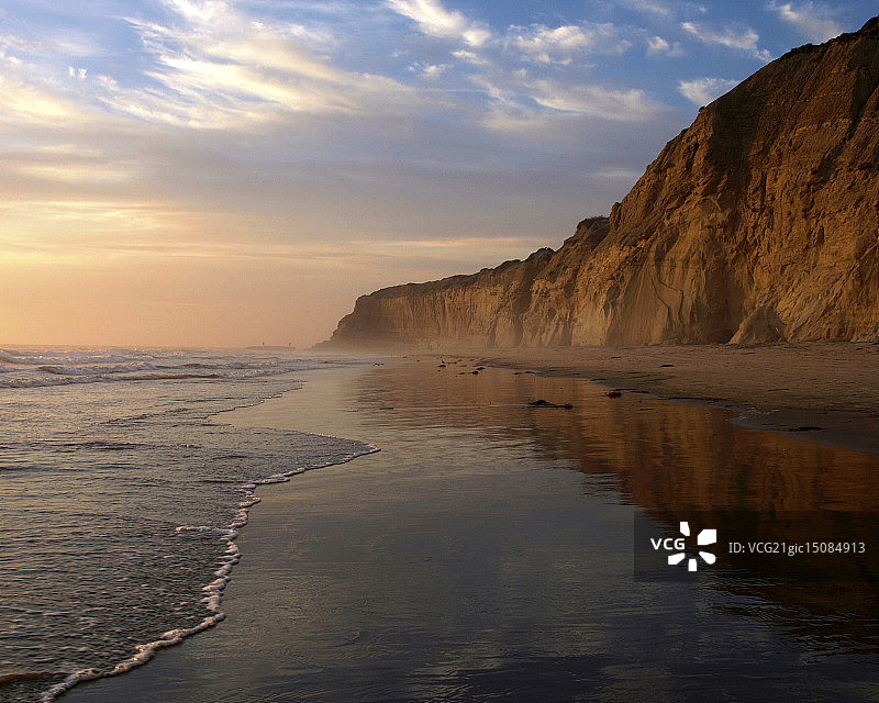 美国加利福尼亚州托里松林州立公园的岩石海滩日落图片素材