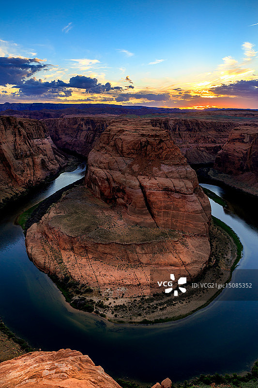 美国亚利桑那州科科尼诺县格伦峡谷日落时分的马蹄湾图片素材