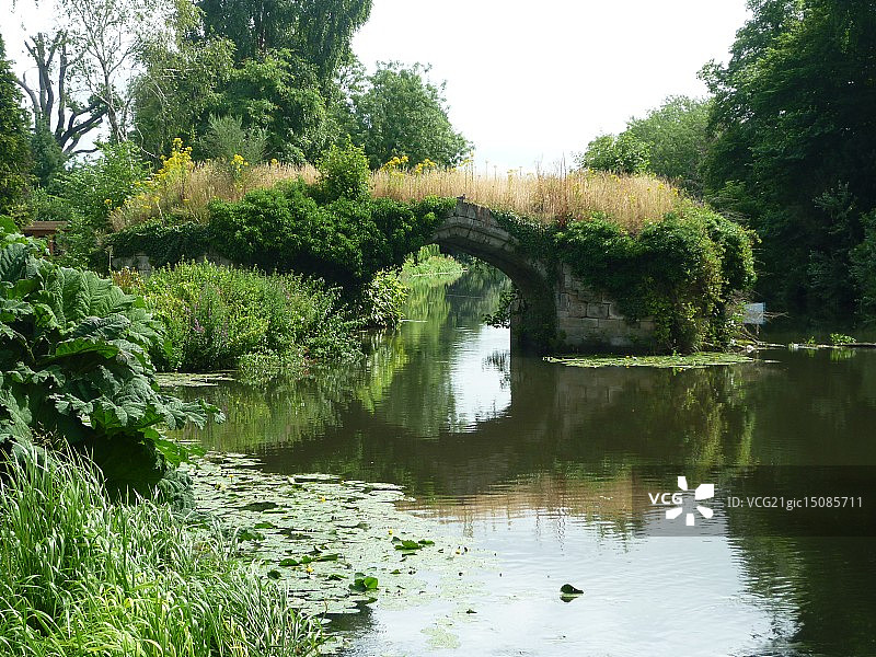 英国英格兰沃里克郡华威城堡湖上的桥图片素材