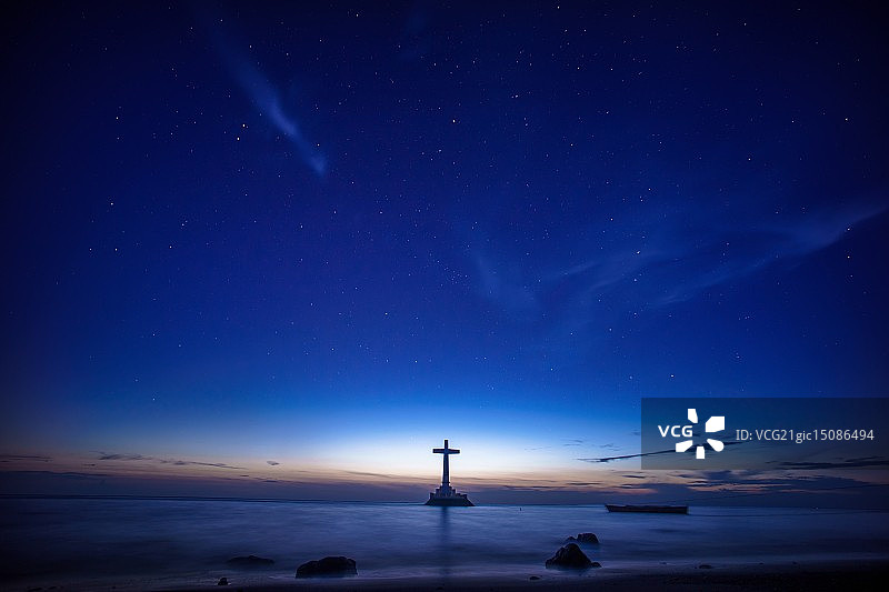 菲律宾卡米金日落海中十字架图片素材