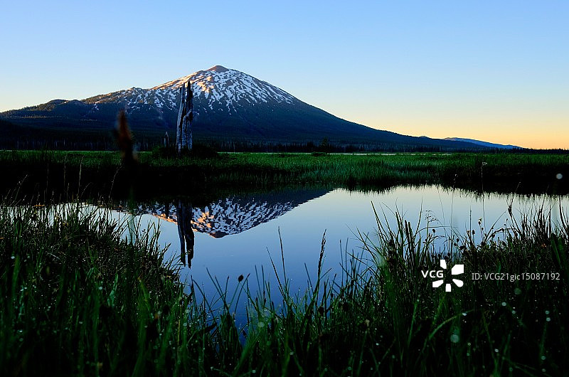 破晓时分的 bachelor 山图片素材