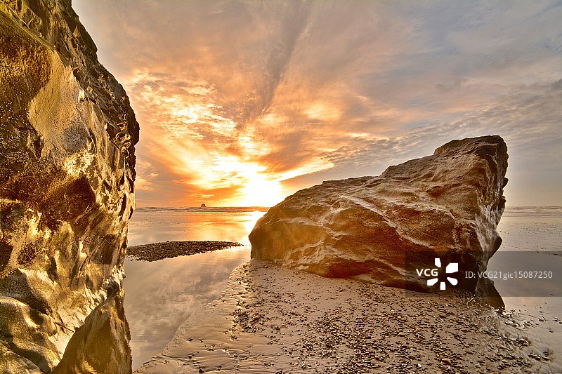 日落时分的红宝石海滩岩石图片素材