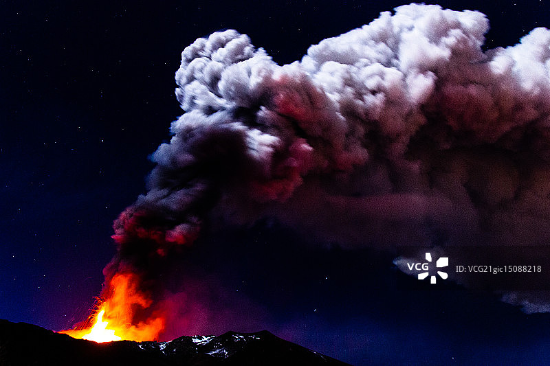 埃特纳火山爆发图片素材