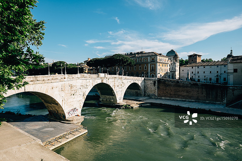 阳光下的台伯河早晨图片素材