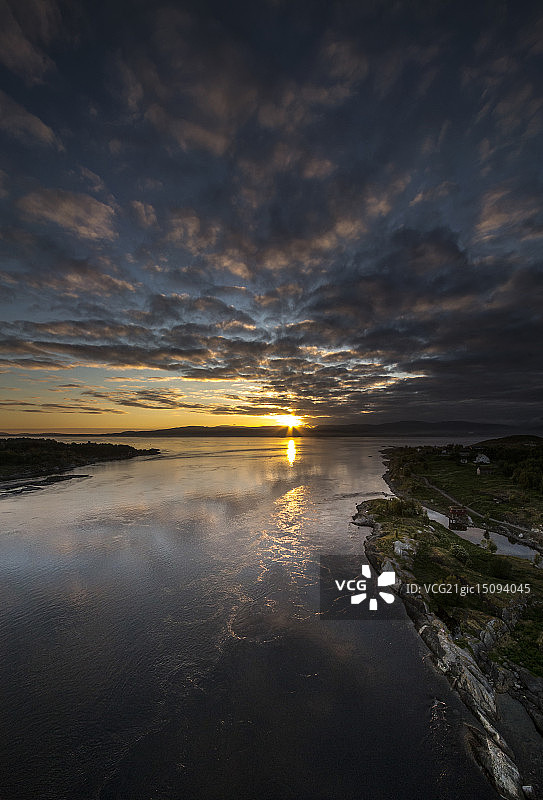 午夜太阳的漩涡图片素材