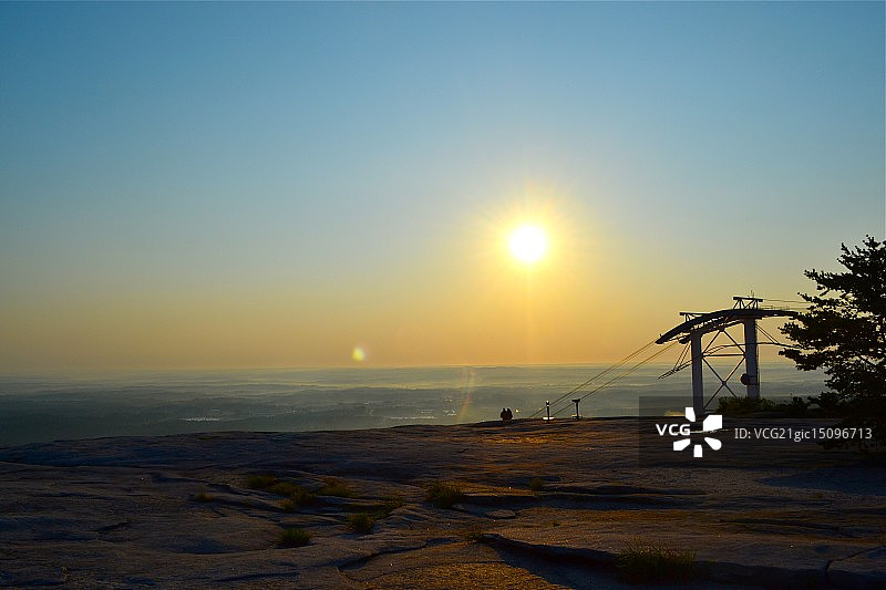 石山的日出图片素材