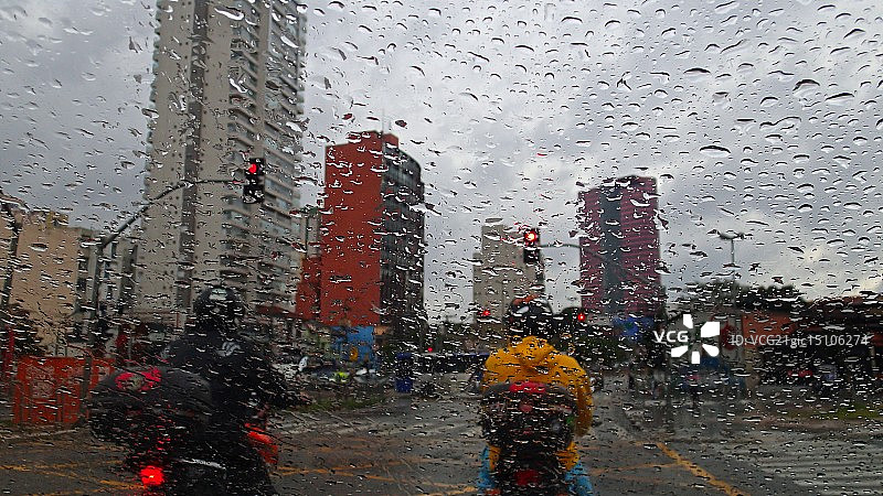 下着红色和黄色的雨图片素材