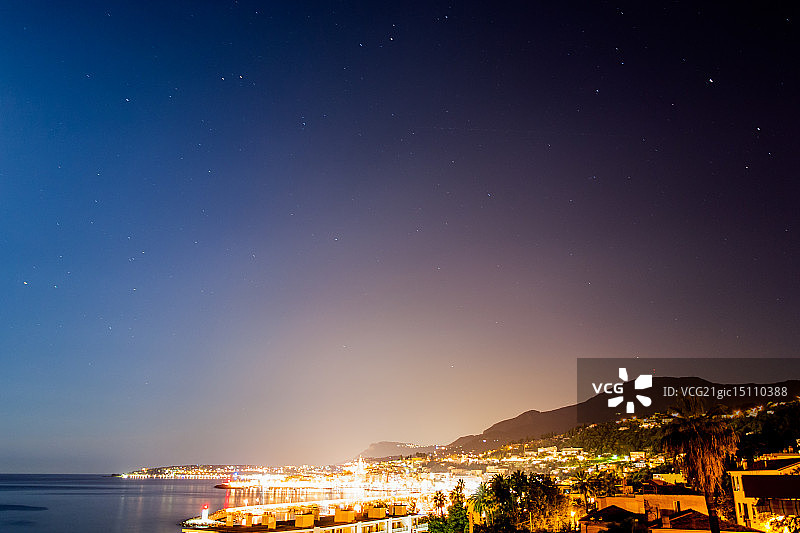 芒通上空的蓝色时刻图片素材