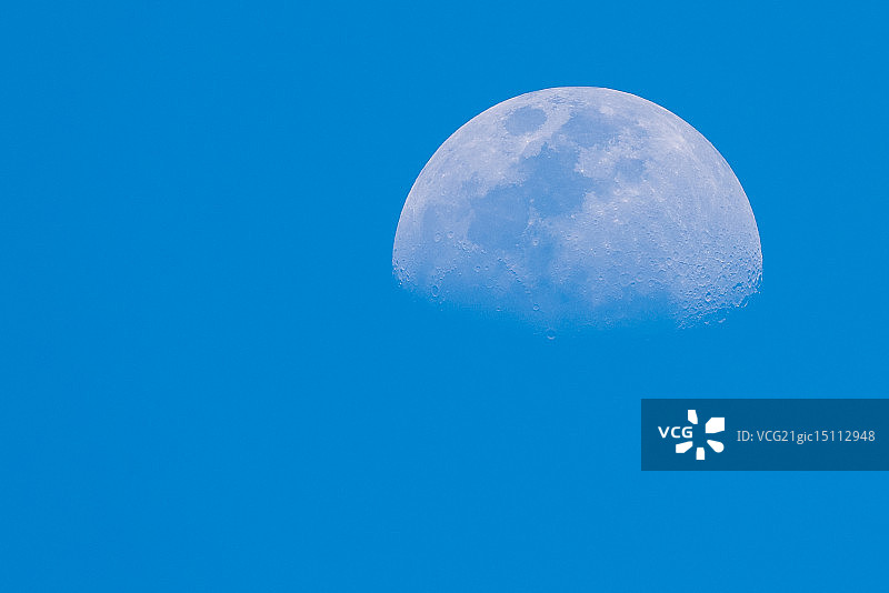 蓝色半月图片素材