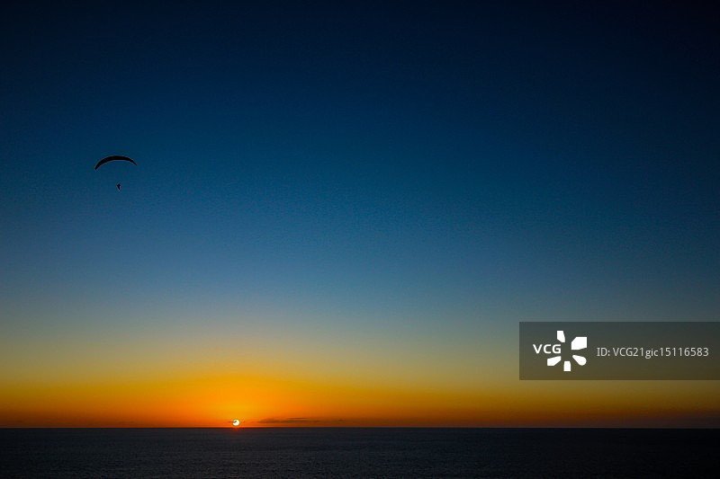 日落时分的滑翔伞图片素材