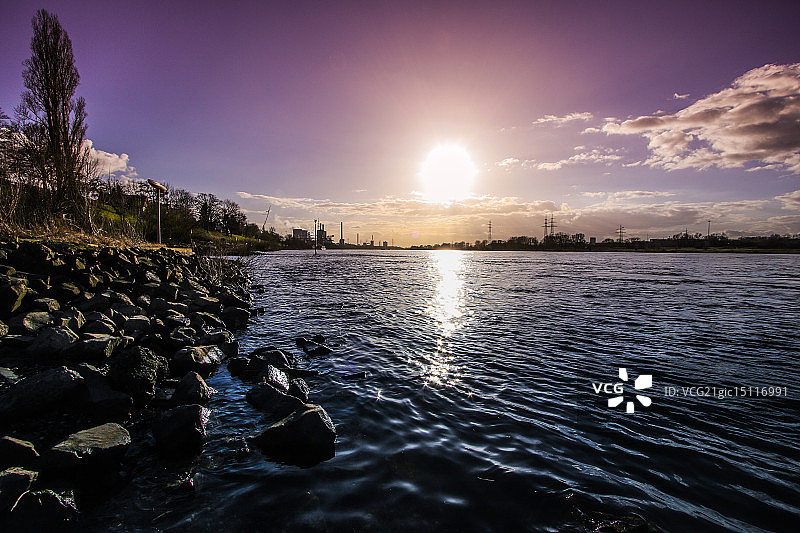 德国杜伊斯堡的莱茵河图片素材