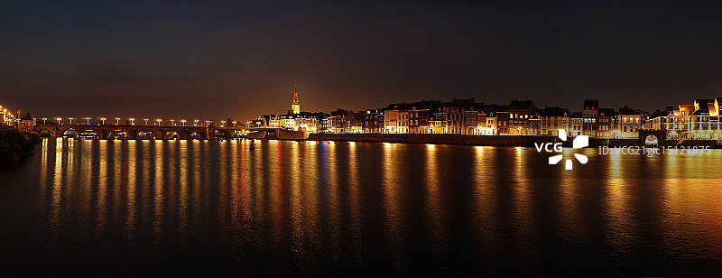 夜晚的马斯特里赫特马斯河图片素材