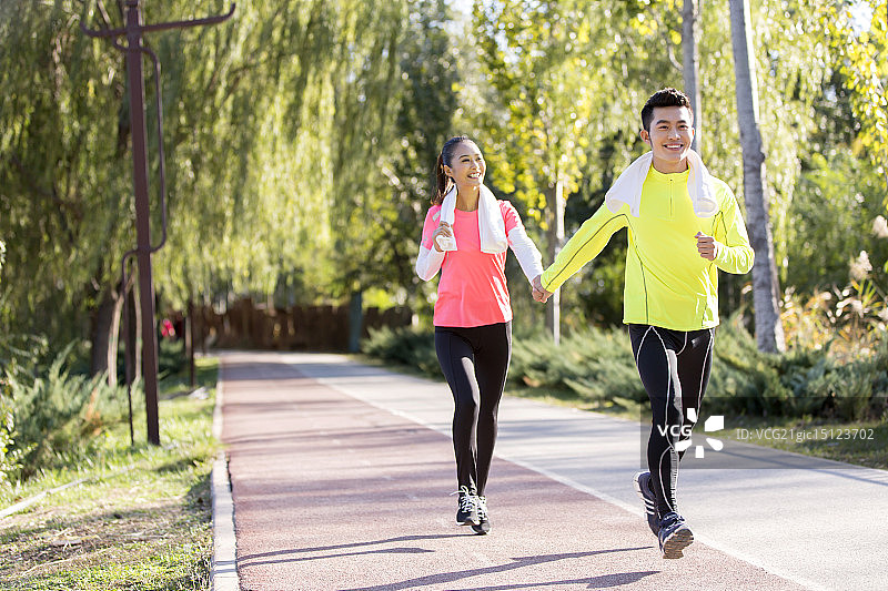 青年情侣户外跑步图片素材