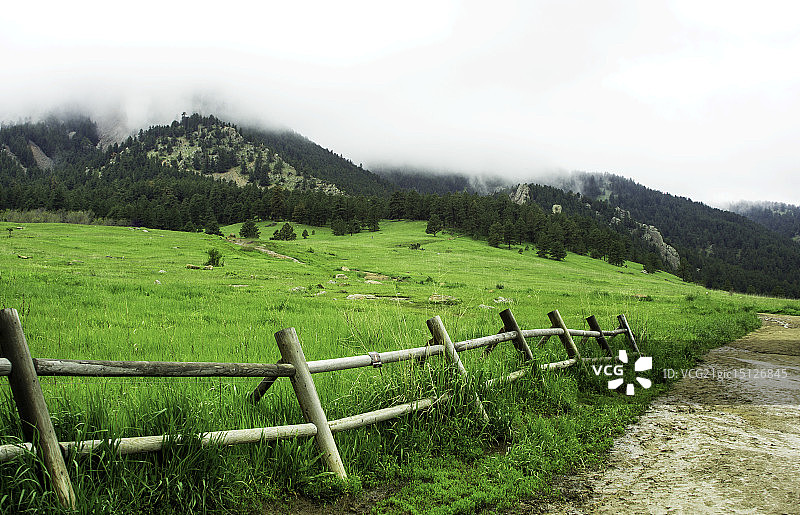 熨斗山步道起点图片素材