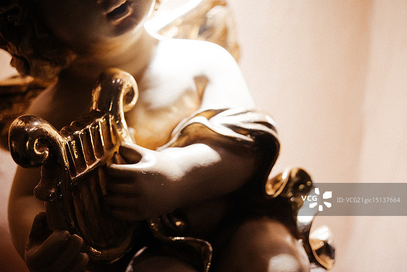 抱着金色竖琴的天使图片素材