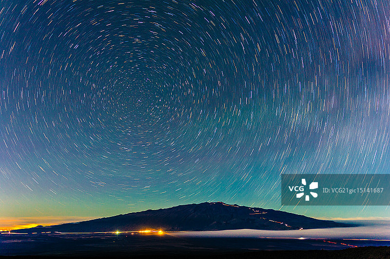 冒纳凯阿火山上的星迹图片素材