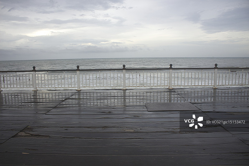 抵御风暴的栅栏图片素材