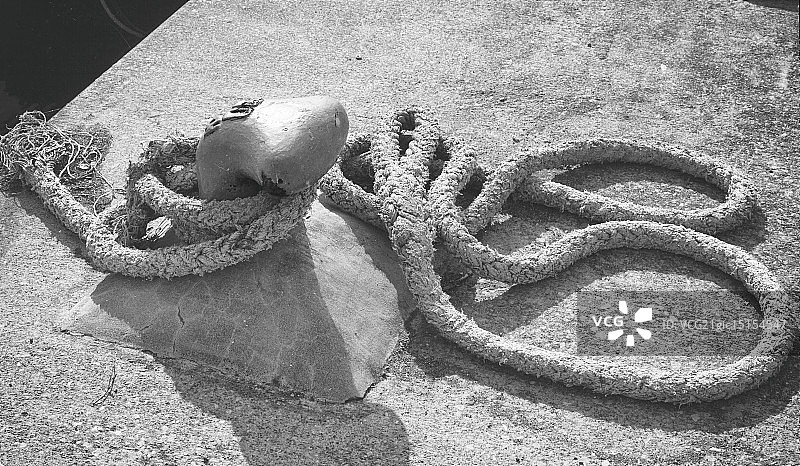 旧渔船系泊缆绳图片素材