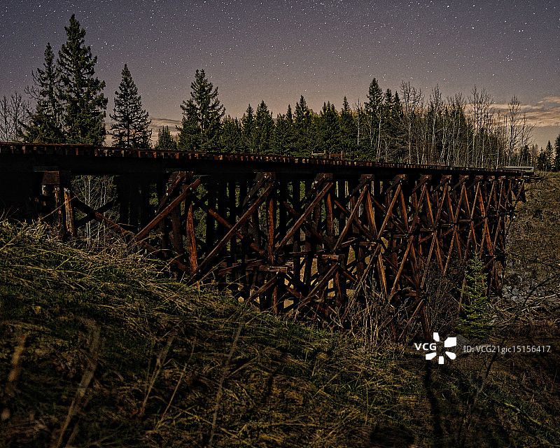 夜间栈桥图片素材