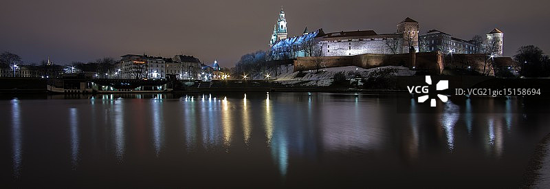 平静冬夜里的瓦维尔城堡图片素材