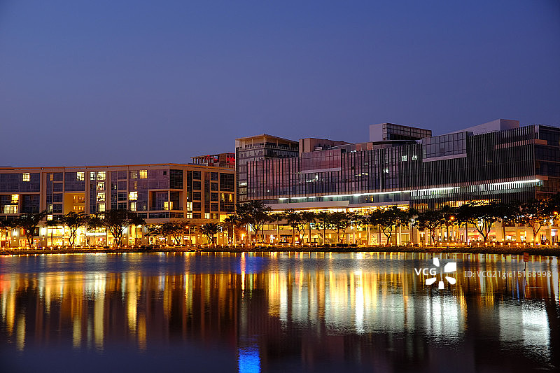 夜间新月湖图片素材