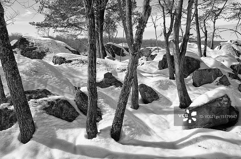岩石与雪，比利山羊小径图片素材