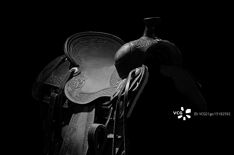 阴影中的马鞍图片素材