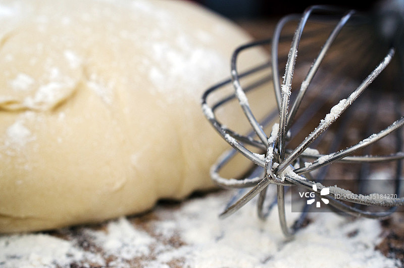 带面粉团的金属丝搅拌器图片素材