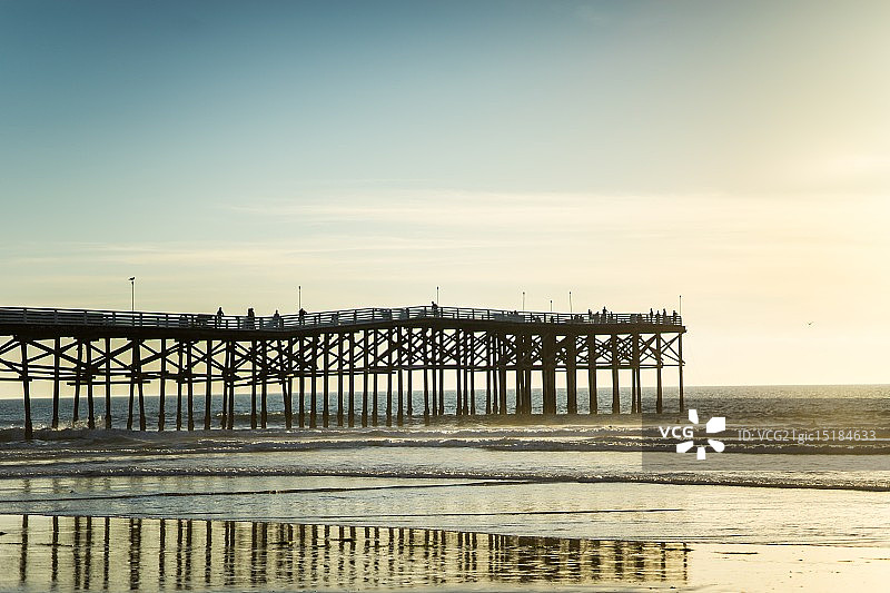 太平洋海滩木板路图片素材