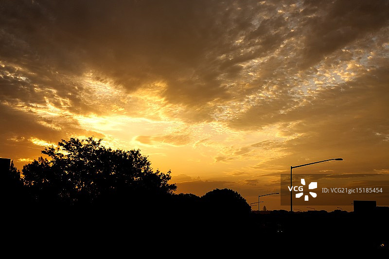 望向冉冉升起的太阳图片素材