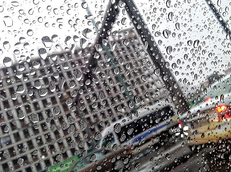 雨滴洒落图片素材