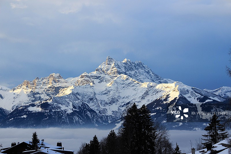 米迪齿峰图片素材