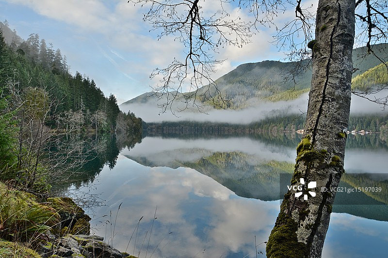 新月湖倒影图片素材