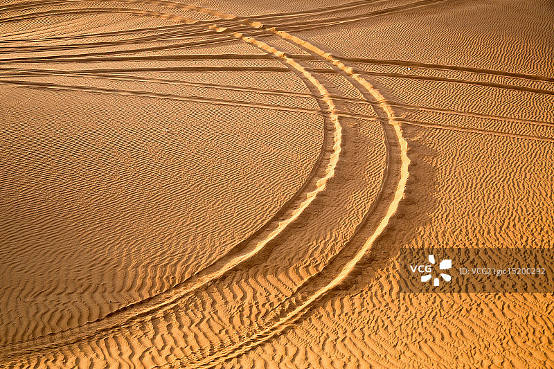 沙漠中的汽车轨迹图片素材